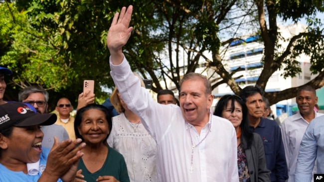 El candidato presidencial opositor, Edmundo González Urrutia, durante un actividad con ciudadanos.