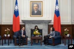 台灣總統蔡英文在台北總統府會晤到訪的美國國會眾議院美國與中國共產黨戰略競爭特設委員會主席麥克·加拉格爾（Mike Gallagher）。（2022年2月22日）