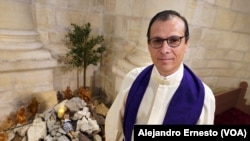 “La idea de este pesebre viene de las imágenes que vemos todos los días en nuestros televisores", explica el sacerdote Isaac Munther, en la iglesia luterana de Belén, Cisjordania.