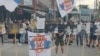 Navijači i desničari blokiraju ulaz u Dorćol plac i sprečavaju održavanje festivala Mirdita u Beogradu (foto: Rade Ranković)