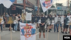 Navijači i desničari blokiraju ulaz u Dorćol plac i sprečavaju održavanje festivala Mirdita u Beogradu (foto: Rade Ranković)
