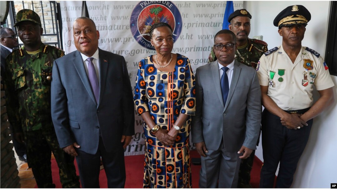 Politisyen ak manm gouvenman Ayisyen an ak delegasyon Kenyan LONU apiye, poze pou yon foto nan rezidans ofisyel PM Garry Conille, 25 Jyen, 2025.