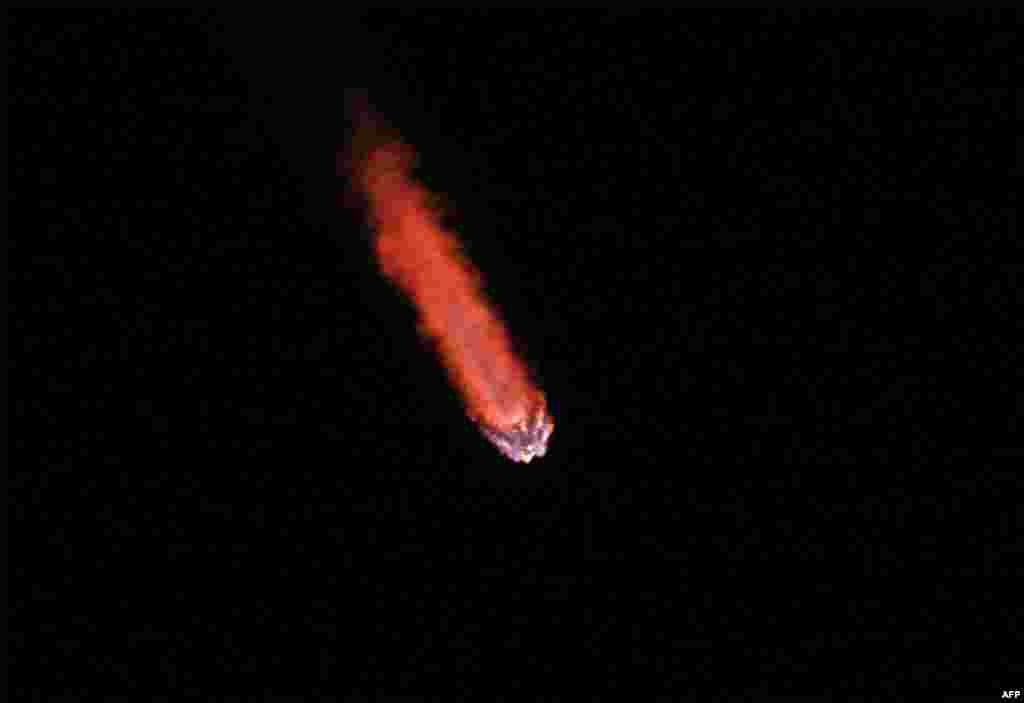 Ракета Фалкон 9 на &bdquo;SpaceX&ldquo; се искачува во орбитата од вселенскиот центар Кенеди на мисијата за слетување на месечината, во Кејп Канаверал, Флорида.
