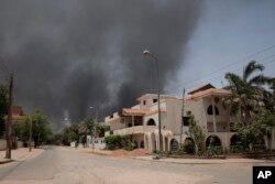 Asap terlihat mengepul dari sebuah lingkungan di Khartoum, Sudan, Sabtu, 15 April 2023. (Foto: AP)