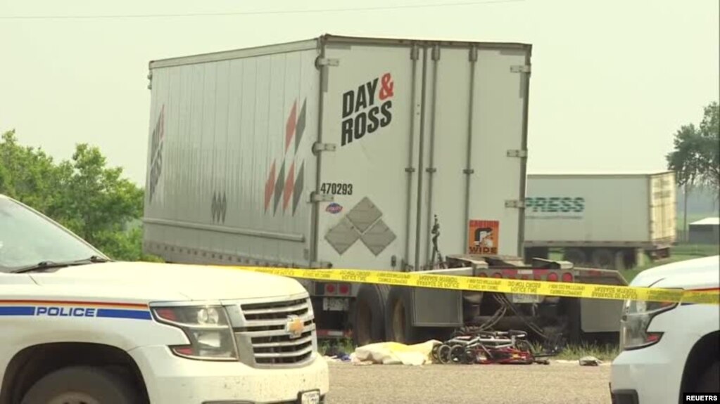 路透社照片：加拿大卡车巴士相撞，15名前往赌场的老年乘客死亡。图为撞车事故现场。(photo:VOA)