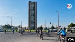 La más reciente encuesta de Movilidad de la Alcaldía de Bogotá indica que en la ciudad se realizan más de 880.367 viajes en bici al día, la mayoría de estos tienen como finalidad ir al trabajo o al lugar de estudio. [Foto: Karen Sánchez, VOA]