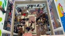 Palestinos desplazados que huyeron de sus casas por los bombardeos israelíes se refugian en el hospital Rantissi, en la Ciudad de Gaza, el 7 de noviembre de 2023.