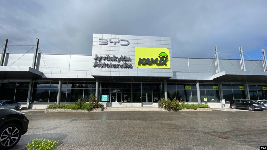 芬蘭中部城市於韋斯屈萊(Jyväskylä)一個汽車市場的比亞迪廣告。(2024年6月13日)