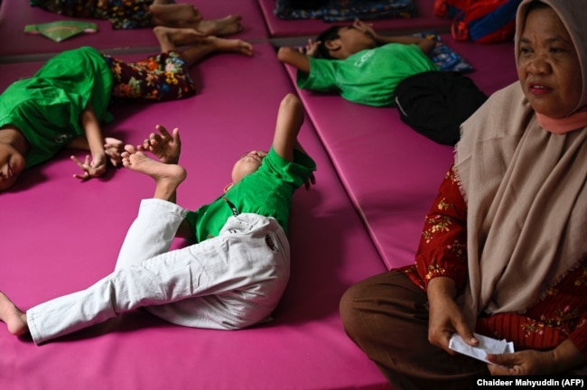 Seorang anak penyandang disabilitas cerebral palsy di Yayasan Sahabat Difabel, 6 Oktober 2021. (Foto: Chaideer Mahyuddin/AFP)