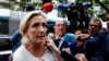 សមាជិករដ្ឋសភាមកពី​គណបក្សស្តាំនិយម National Rally លោកស្រី Marine Le Pen ពេលទៅដល់​ទីស្នាក់ការ​កណ្តាល​របស់​បក្ស នៅទីក្រុងប៉ារីស ប្រទេសបារាំង នាថ្ងៃទី១ ខែកក្កដា ឆ្នាំ២០២៤។ 