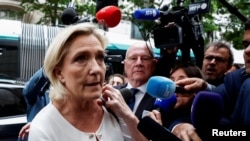 សមាជិករដ្ឋសភាមកពី​គណបក្សស្តាំនិយម National Rally លោកស្រី Marine Le Pen ពេលទៅដល់​ទីស្នាក់ការ​កណ្តាល​របស់​បក្ស នៅទីក្រុងប៉ារីស ប្រទេសបារាំង នាថ្ងៃទី១ ខែកក្កដា ឆ្នាំ២០២៤។ 
