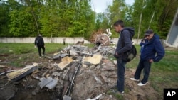 乌克兰哈尔科夫一座电视塔4月22日被俄罗斯导弹击中后断成两半。