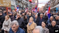 科索沃北部塞族民众集会，抗议政府禁止使用塞尔维亚货币第纳尔。（2024年2月12日）