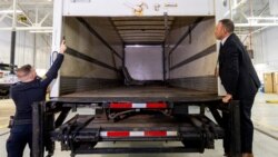 Petugas kepolisian membuka bagian belakang dari truk yang digunakan dalam aksi pencurian emas batangan dari Bandara Internasional Toronto Pearson, Kanada, pada 17 April 2024. (Foto: Reuters/Carlos Osorio)