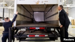 Petugas kepolisian membuka bagian belakang dari truk yang digunakan dalam aksi pencurian emas batangan dari Bandara Internasional Toronto Pearson, Kanada, pada 17 April 2024. (Foto: Reuters/Carlos Osorio)