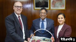 ইউএসএআইডি এশিয়ার অঞ্জলি কৌর কৃষির সাথে বাংলাদেশের কৃষিমন্ত্রী ড. মো. আব্দুর রাজ্জাক। ২৬ অক্টোবর, ২০২৩।