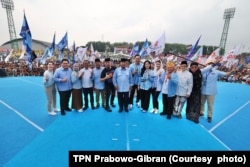 Pasangan capres/cawapres Prabowo Subianto dan Gibran Rakabuming Raka berfoto sebelum acara kampanye “Pesta Rakyat Wis Wayahe Prabowo-Gibran” di Stadion Deltras, Sidoarjo, Jawa Timur, Jumat, 9 Februari 2024. (Foto: TPN Prabowo-Gibran)