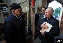 Presiden Rusia Vladimir Putin mengunjungi Masjid Juma di Derbent di Republik Dagestan Rusia, 28 Juni 2023. (Gavriil Grigorov/SPUTNIK/AFP)