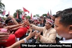 Cawapres Mahfud MD menyalami para pendukungnya saat kampanye di Solo, Jawa Tengah, Sabtu, 10 Februari 2024. (Foto: TPN Ganjar – Mahfud)