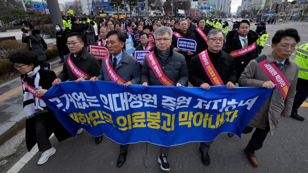 South Korea Warns Striking Doctors to Return or Face Punishment