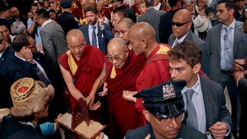 Dalai Lama arrives in US for knee treatment