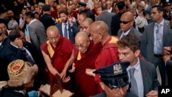 2024年6月23日，达赖喇嘛（中）抵达纽约柏悦酒店，支持者们向他表示欢迎。