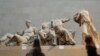 资料照片：伦敦大英博物馆内，参观者走过帕特农神庙大理石雕像的一部分。（2023年11月28日）