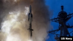 미 해군 알레이-버크급 유도 미사일 구축함 USS 존 폴 존스(DDG-53)에서 발사되고 있는 SM-6 함대공 미사일.