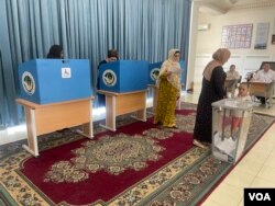 Women cast votes at Konstitutsiya Mahalla polling station in Tashkent, Uzbekistan, July 9, 2023.
