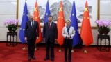 中国国家主席习近平与欧盟委员会主席乌尔苏拉·冯德莱恩（右）和欧洲理事会主席夏尔·米歇尔（左）在北京举行会晤。（2023年12月7日）