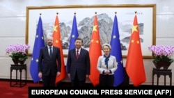资料照片：2023年12月7日，中国国家主席习近平与欧盟委员会主席乌尔苏拉·冯德莱恩（右）和欧洲理事会主席夏尔·米歇尔（左）在北京举行会晤。（法新社照片）