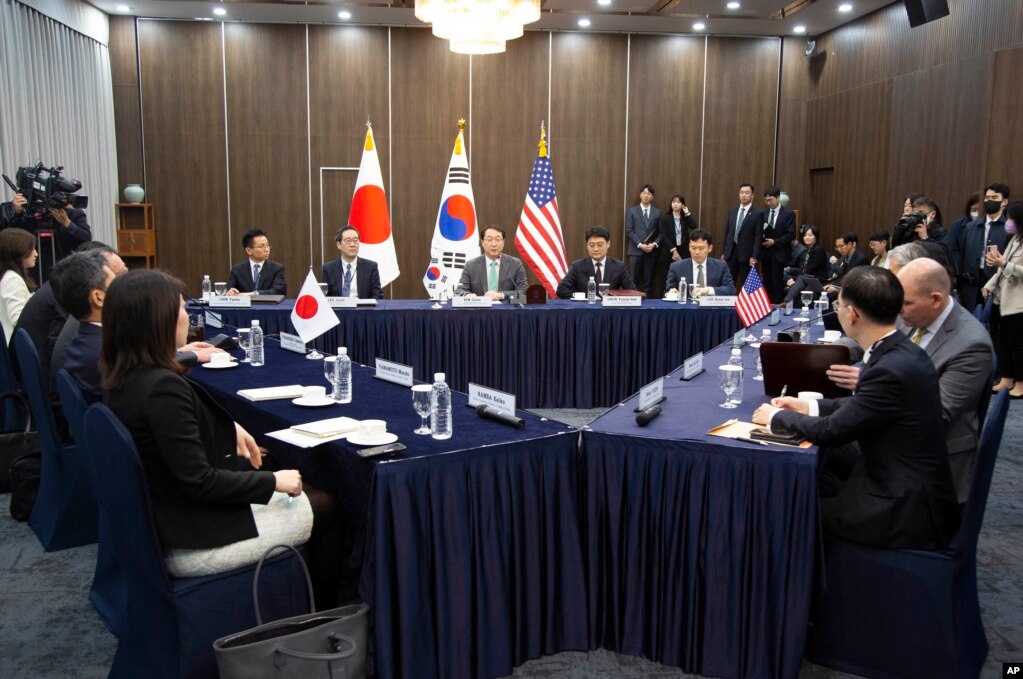 韩国新任特使金健（中）在首尔与日本核问题特使船越健裕和美国驻朝鲜特别代表金圣出席的美日韩三方会谈上讲话。（2023年4月7日）(photo:VOA)
