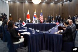 韩国新任特使金健（中）在首尔与日本核问题特使船越健裕和美国驻朝鲜特别代表金圣出席的美日韩三方会谈上讲话。（2023年4月7日）