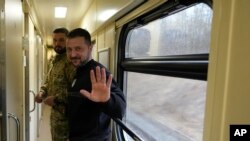 乘火车离开苏梅州返回基辅的乌克兰总统泽连斯基在接受美联社采访后挥手告别。(2023年3月28日)