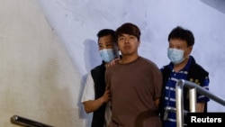 홍콩 민주화 운동가인 이반 람(가운데) 전 '데모시스토'당 주석이 지난 5일 경찰에 연행되고 있다.