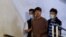 홍콩 민주화 운동가인 이반 람(가운데) 전 '데모시스토'당 주석이 지난 5일 경찰에 연행되고 있다.