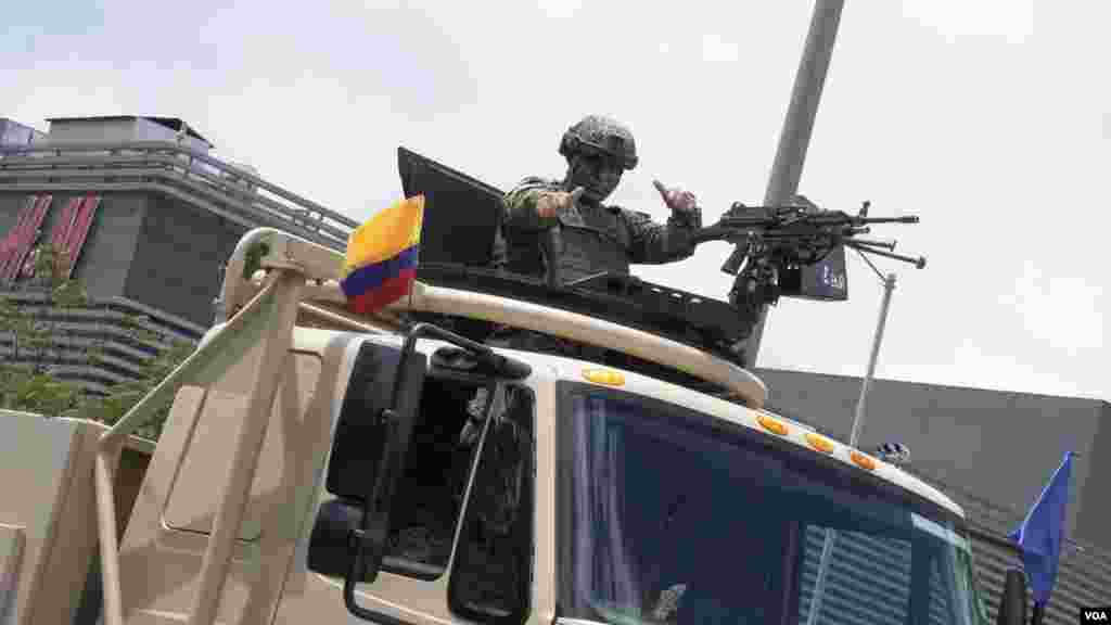 Soldados retirados recorren las calles de Bogotá durante el desfile del Día de la Independencia de Colombia. FOTO: Johan Reyes, VOA.&nbsp;