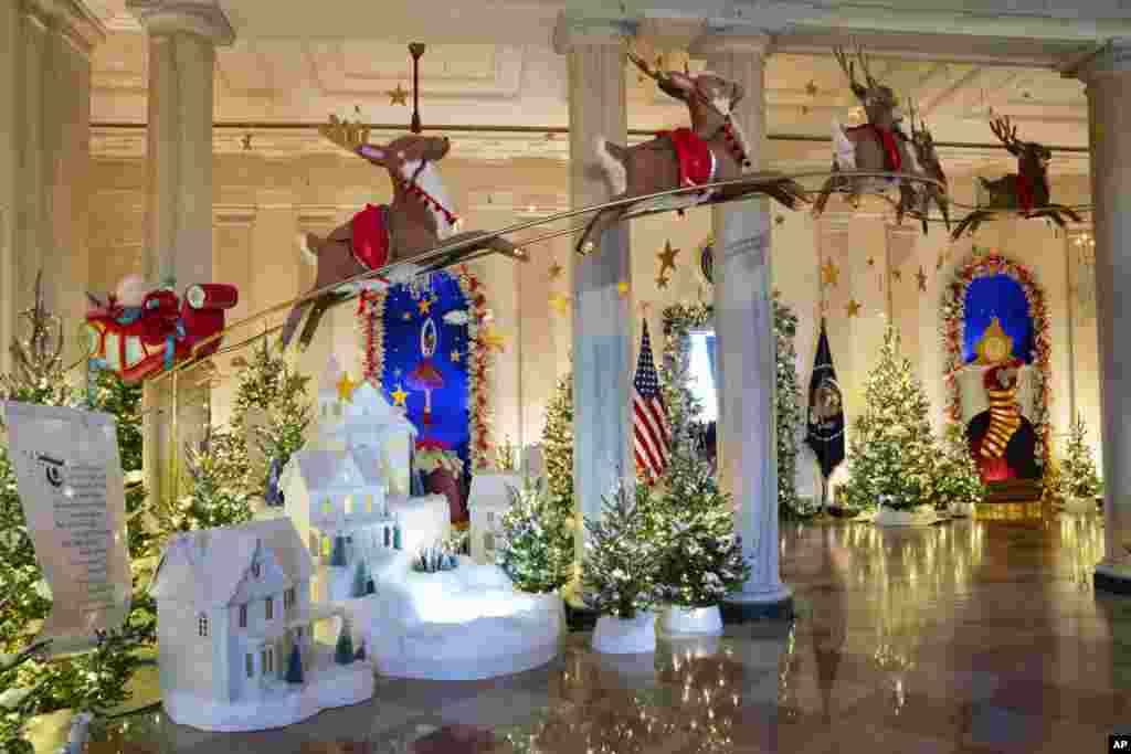 Празничните украси во Големото фоаје на Белата куќа за темата &bdquo;Магија, чудо и радост&ldquo; во 2023 година во Вашингтон.