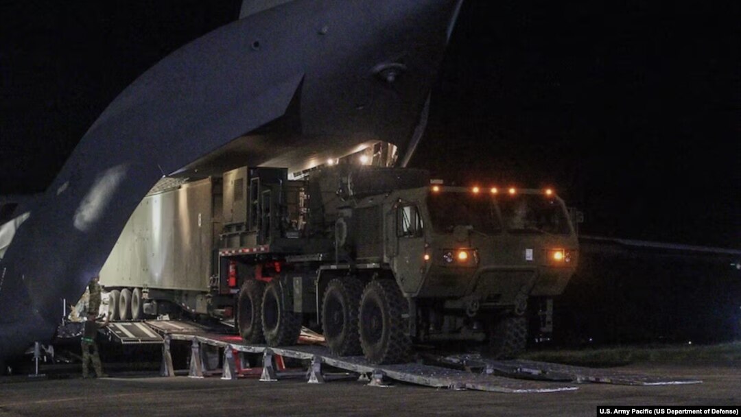 美国空军C-17“全球霸”运输机在吕宋岛卸载“堤丰”陆基机动导弹系统. 图片来源：美国太平洋陆军司令部
