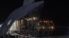 美国空军C-17“全球霸”运输机在吕宋岛卸载“堤丰”陆基机动导弹系统。（图片来源：美国太平洋陆军司令部）