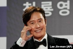 Aktor Korea Selatan, Lee Byung-hun saat menghadiri acara karpet merah di ajang Blue Dragon Film Awards 2024 di Seoul, Korea Selatan (AP)