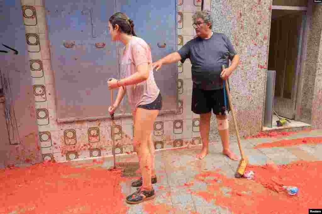 Residentes locales limpian pulpa de tomate después del festival anual de peleas de comida &#39;La Tomatina&#39; en Buñol, cerca de Valencia, España, el 28 de agosto de 2024.