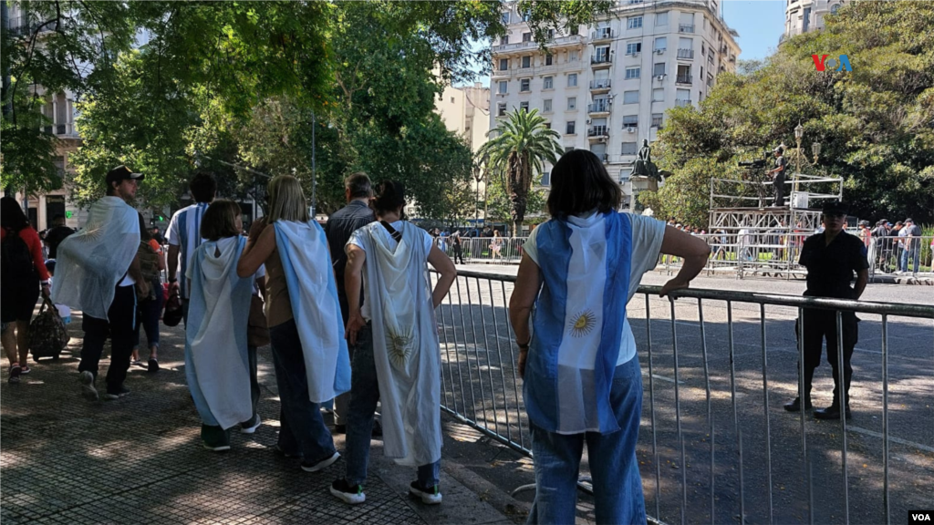 Se espera que el discurso inaugural ante la Asamblea lo haga en las escalinatas, rompiendo así la tradición.