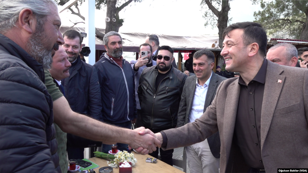 AK Parti adayı Hamza Dağ, CHP’nin ilçe belediye başkanlığı için aday belirleme krizi yaşadığı Karaburun’daki seçmenlerden oy istedi.