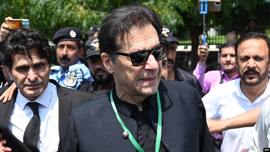عمران خان هغه وخت د خپلې نااهلۍ فېصلې ته په غبرګون کې ویلي وو، "د الېکشن کمېشن فېصله يو اړخيزه يا جانبداره ده او دوی يې پرضد عدالت ته ځي"، خو الېکشن کمېشن تل د عمران خان تورونه رد کړي دي