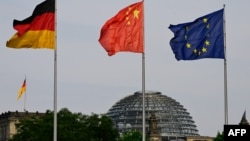 中國、德國和歐盟旗幟在德國柏林國會大廈外飄揚。