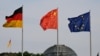 资料照：中国、德国和欧盟旗帜在德国柏林国会大厦外飘扬。（法新社资料图）