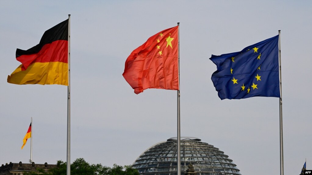 资料照:中国、德国和欧盟旗帜在德国柏林国会大厦外飘扬。(法新社资料图)