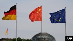 資料照：中國、德國和歐盟旗幟在德國柏林國會大廈外飄揚。