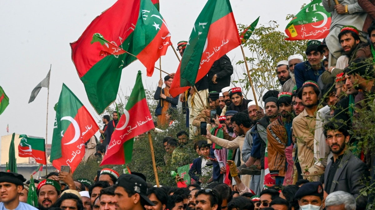 Official Resigns, Admits Tampering in Pakistan's ControversyMarred Vote